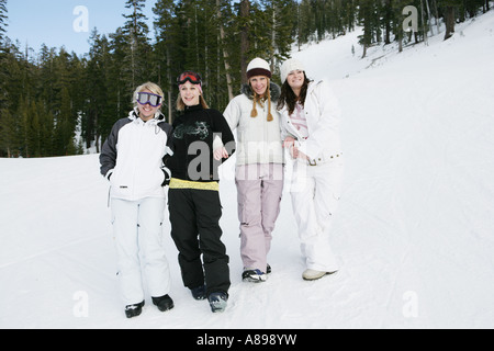 Vier Frauen stehen zusammen auf einer Skipiste Stockfoto