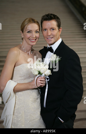 Boomer-paar in Hochzeitskleidung Stockfoto