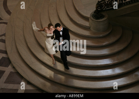 Paare, die eine Treppe hinunter Stockfoto