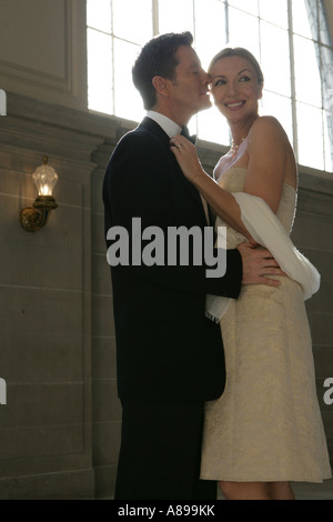 Älteres Paar umarmen einander Stockfoto