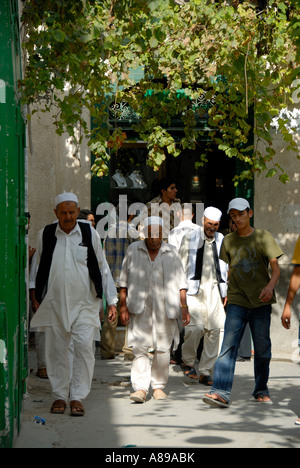 Glauben Männer auf ihrem Weg zum Gebet Medina Tripolis Libyen Stockfoto