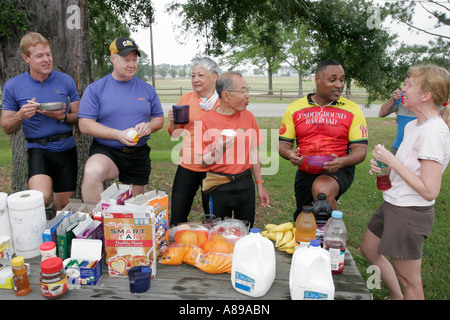Alabama Mobile County, Mobile, Brookley Center, Zentrum, U-Bahn-Fahrradroute, Fahrradautobahn, Radfahrer, Gruppenfrühstück, asiatische Asiaten, ethnische Einwanderer Stockfoto