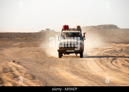 Landcruiser fährt auf staubigen Straße durch die Wüste Acacus Libyen Stockfoto