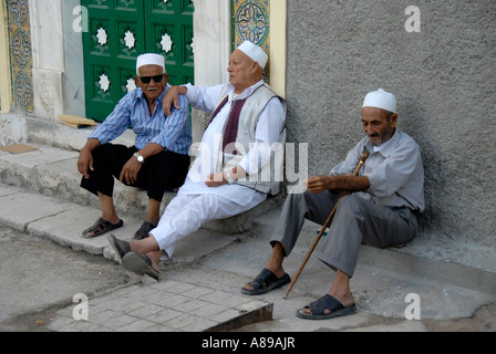 Drei Gläubigen sitzen vor Gurgi Moschee Medina Tripolis Libyen Stockfoto