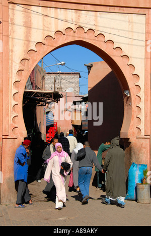 Viele Menschen gehen durch einen orientalischen Bogen Medina Marrakesch Marokko Stockfoto