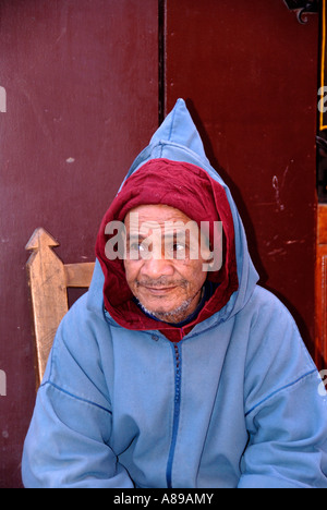 Mann gekleidet in traditionellen Kleidungsstück mit spitzen Haube Medina Marrakesch Marokko Stockfoto