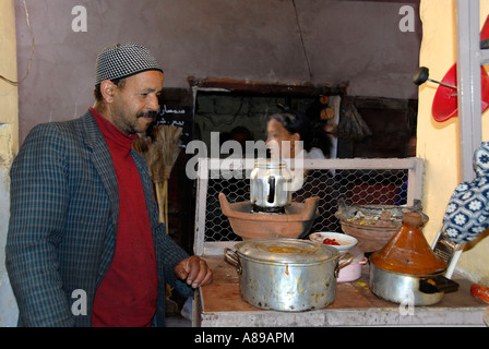 Cook und Verkäufer von Suppe und Tajine in seiner kleinen Küche Mellah Medina Marrakesch Marokko Stockfoto