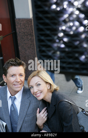 Paar unter einem Fußgängerüberweg Zeichen Stockfoto