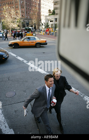 Luftaufnahme von ein paar überqueren der Straße Stockfoto