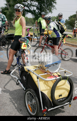 Alabama Mobile County, Mobile, Brookley Center, Zentrum, U-Bahn-Fahrradroute, Fahrradautobahn, Radfahrer, Erwachsene Erwachsene Frau Frauen Dame, Besucher Stockfoto