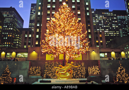 USA New York NYC Rockefeller Center mit Weihnachtsbaum und Statue von Prometheus Stockfoto