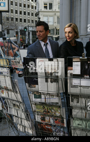 Paar auf der Suche auf ein Zeitungsständer Stockfoto