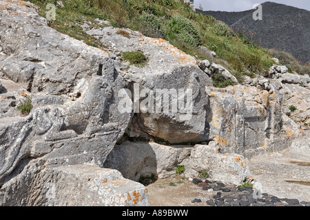 Heilige Stätte von Artemidoros mit Steinrelief eines Löwen (Apollon) und eines Adlers (Zeus), Thira, Santorini, Griechenland Stockfoto