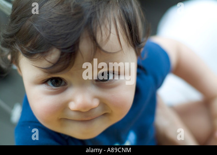 Nahaufnahme von zehn 10 Monate alten italienischen Hispanic American Boy Stockfoto