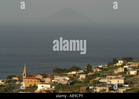 Malfa auf Salina mit dem Vulkan Stromboli im Hintergrund, liparische Inseln, Sizilien, Provinz Messina, Italien Stockfoto