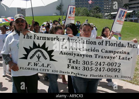 Florida Miami Bayfront Park Immigranten Rechte protestieren hispanischen Mann Männer Frauen tragen Banner Farmworker Association Stockfoto