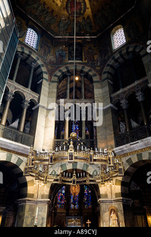 Aachener Dom, Barbarossa Kronleuchter, karolingisches achteckiges Gebäude, Aachen, NRW, Deutschland Stockfoto