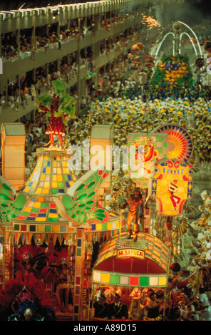 Luftaufnahme von Tänzern und Schwimmer paradieren am Sambadrome während Carnaval in Rio De Janeiro Brasilien Stockfoto