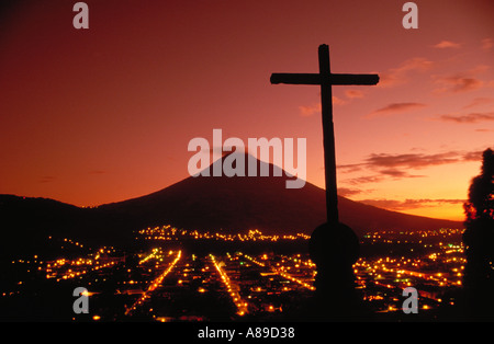 Koloniale Stadt Antigua und Agua Vulkan Form Cerro De La Cruz Suche Guatemala Silhouette mit rosa und orange Sonnenuntergang gesehen Stockfoto