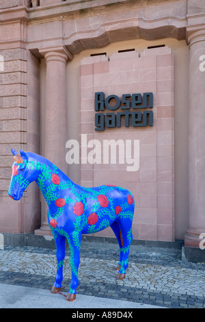 Blaues Pferd, mit Rosen bemalt, Congress Center Rosengarten, Mannhein, Baden-Württemberg Stockfoto