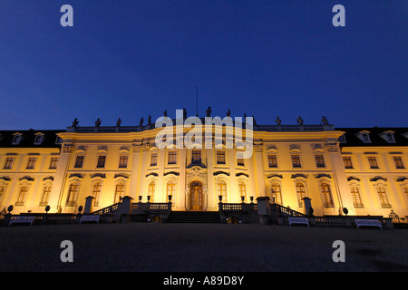 Barockschloss Ludwigsburg, beleuchtete Fassade, Gartenblick, Baden-Württemberg, Deutschland Stockfoto