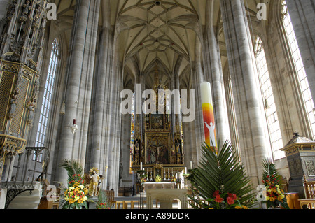 Heiligtum mit Neo-gotische Hochaltar, Kathedrale St. Georg in Dinkelsbühl, Franken, Bayern, Deutschland Stockfoto