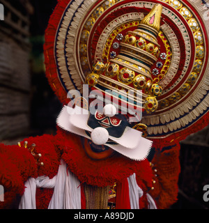 Porträt des Kathakali Tänzer mit seiner spektakulären Turm Juwel verkrusteten Kopfbedeckung Durchführung in Cochin Kerala Süd-Indien Stockfoto