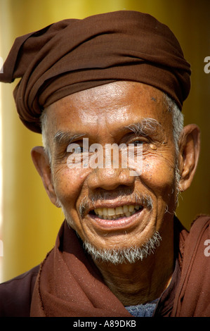 Porträt alter Mann mit Turban lächelt Shwedagon Pagode Yangon Birma Stockfoto