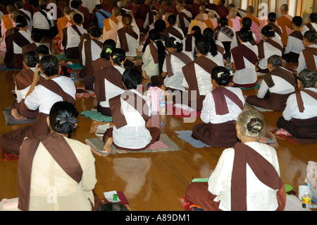 Viele buddhistische Nonnen sitzen auf dem Boden Mahasi Meditation Zentrum Yangon Birma Stockfoto