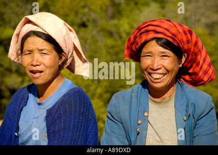 Porträt zwei birmanischen Frauen in traditioneller Tracht von Pa-Laung Lächeln Yasakyi Shan-Staat Birma Stockfoto