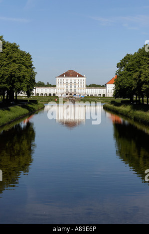 Kanal von Schloss Nymphenburg mit Parkway und mittleren Teil von Schloss Nymphenburg in München, Upper Bavaria, Bavaria, Germany Stockfoto