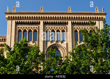 Neogotische Fassade an der Regierung von Oberbayern, München, Bayern, Deutschland Stockfoto