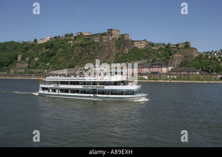 Ein Ausflugsschiff vor der Festung Ehrenbreitstein in Koblenz Rheinland-Pfalz Deutschland Stockfoto