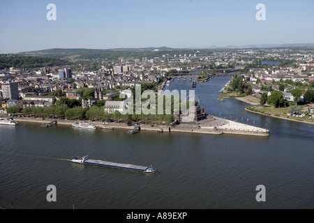 Ein Frachter vergingen die Deutsches Eck in Koblenz, Rheinland-Pfalz, Deutschland Stockfoto