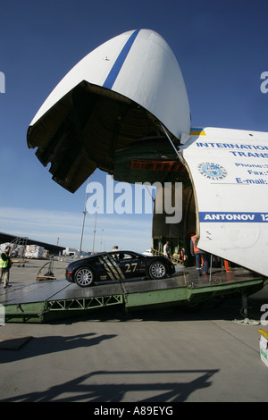 Sportwagen im Wettbewerb mit dem illegalen Autorennen "Gumball 3000" werden in zwei Antonov Cargo-Flugzeuge geladen. Frankfurt/Hahn, Rhinel
