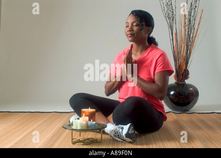 Ansicht einer jungen ethnischen schwarze Frau, die Durchführung von yoga Stockfoto