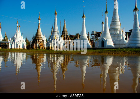 Schlanke Stupas Aung Min Ga Lar Paya reflektieren im Wasser Inle-See-Shan-Staat Birma Stockfoto