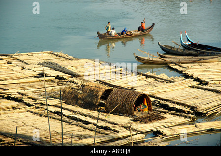 Schwimmen schwimmt auf dem Fluss Ayeyarwady Buffalo Punkt Mandalay Myanmar Stockfoto