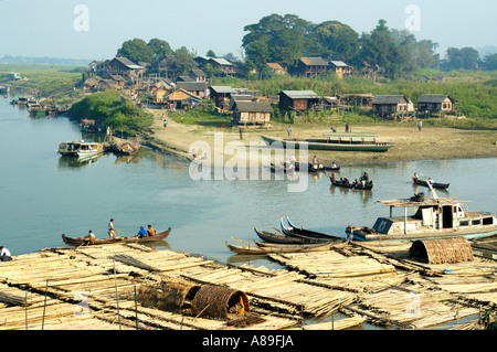 Schwimmen schwimmt auf dem Fluss Ayeyarwady Buffalo Punkt Mandalay Myanmar Stockfoto