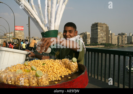 Abschaltdruck Inhaber Verkauf von Speisen auf der Brücke über den Fluss Nil, Porträt, Kairo, Ägypten, Naher Osten Stockfoto