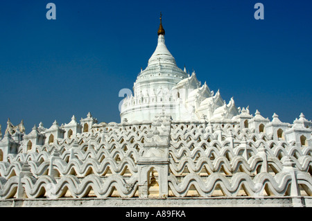 Weiße Hsinbyume Paya gegen den blauen Himmel Mingun Mandalay Myanmar Stockfoto