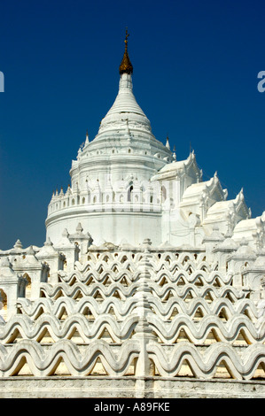 Weiße Hsinbyume Paya gegen den blauen Himmel Mingun Mandalay Myanmar Stockfoto