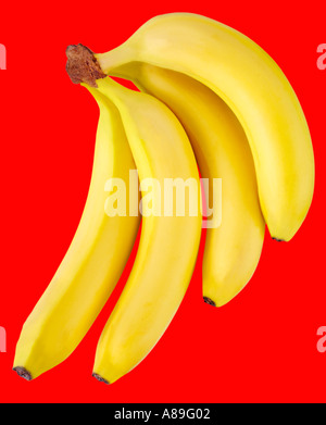 BÜNDEL BANANEN AUF ROT Stockfoto