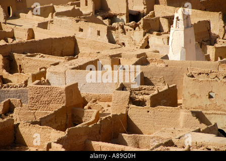 Alte Mauern aus Lehm mit Minarett Altstadt Fezzan Ghat Libyen gemacht Stockfoto