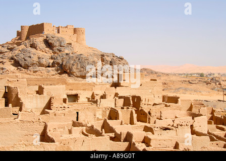 Alte Mauern aus Lehm mit Fort Koukemen über alte Stadt Ghat Fezzan Libyen gemacht Stockfoto