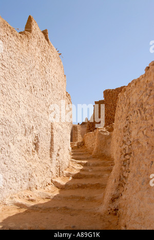 Weg Treppe alte Mauern gemacht Ton alten Stadt Ghat Fezzan Libyen Stockfoto