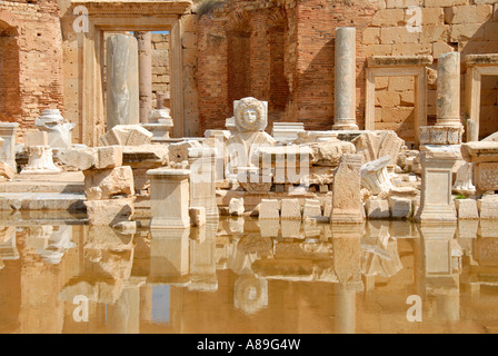 Leiter einer Medusa und andere Trümmer Spiegelung im Wasser neue Forum Leptis Magna Libyen Stockfoto