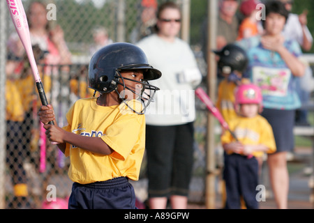 Troy Alabama, Sportsplex, Little League-Baseballspiele, Schwarze Afrikaner, ethnische Minderheit, Erwachsene Erwachsene Erwachsene Frauen, Frauen, Dame, Spieler, Teig, rosa b Stockfoto