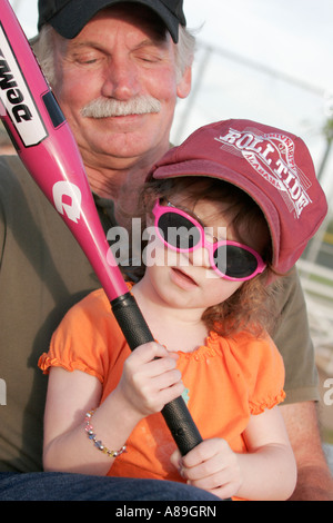 Troy Alabama, Sportsplex, Little League Baseballspiele, Mädchen, junge Jugendliche Jugendliche Jugendliche weibliche Kinder Kinder Kinder, hält rosa Fledermaus, Sonnenbrille, g Stockfoto