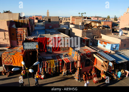 Blick über die Dächer der Stadt Teppiche hängen an Fassaden Place Rahba Qedima Medina Marrakesch Marokko Stockfoto